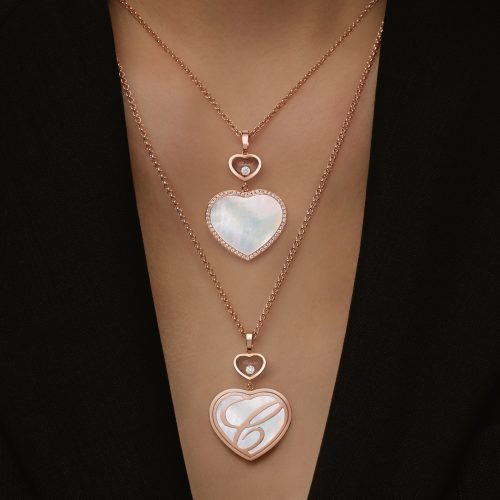collier-Happy-Hearts,-roségoud-met-54-diamanten-0.22-ct.,--1-bewegende-diamant-0.10-ct.-en-parelmoeren-inleg.-Andere-zijde-bezet-met-de-'C'-bedel